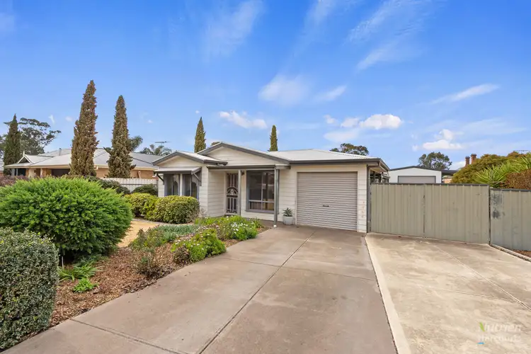 8 Cairns Crescent