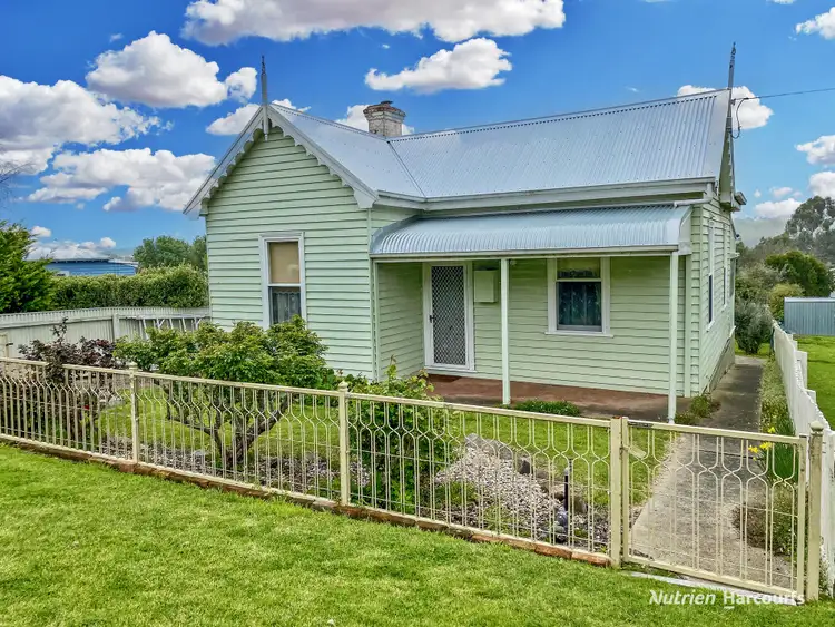 8 Silvester Street, Casterton VIC 3311