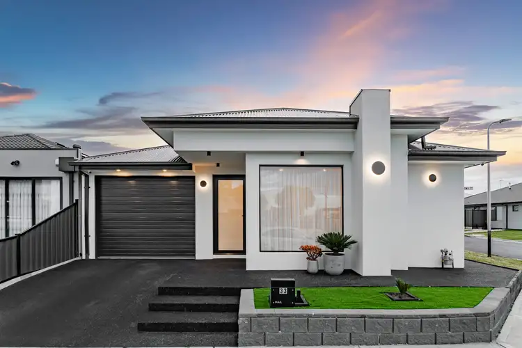 33 Darwinia Drive, Mickleham VIC 3064
