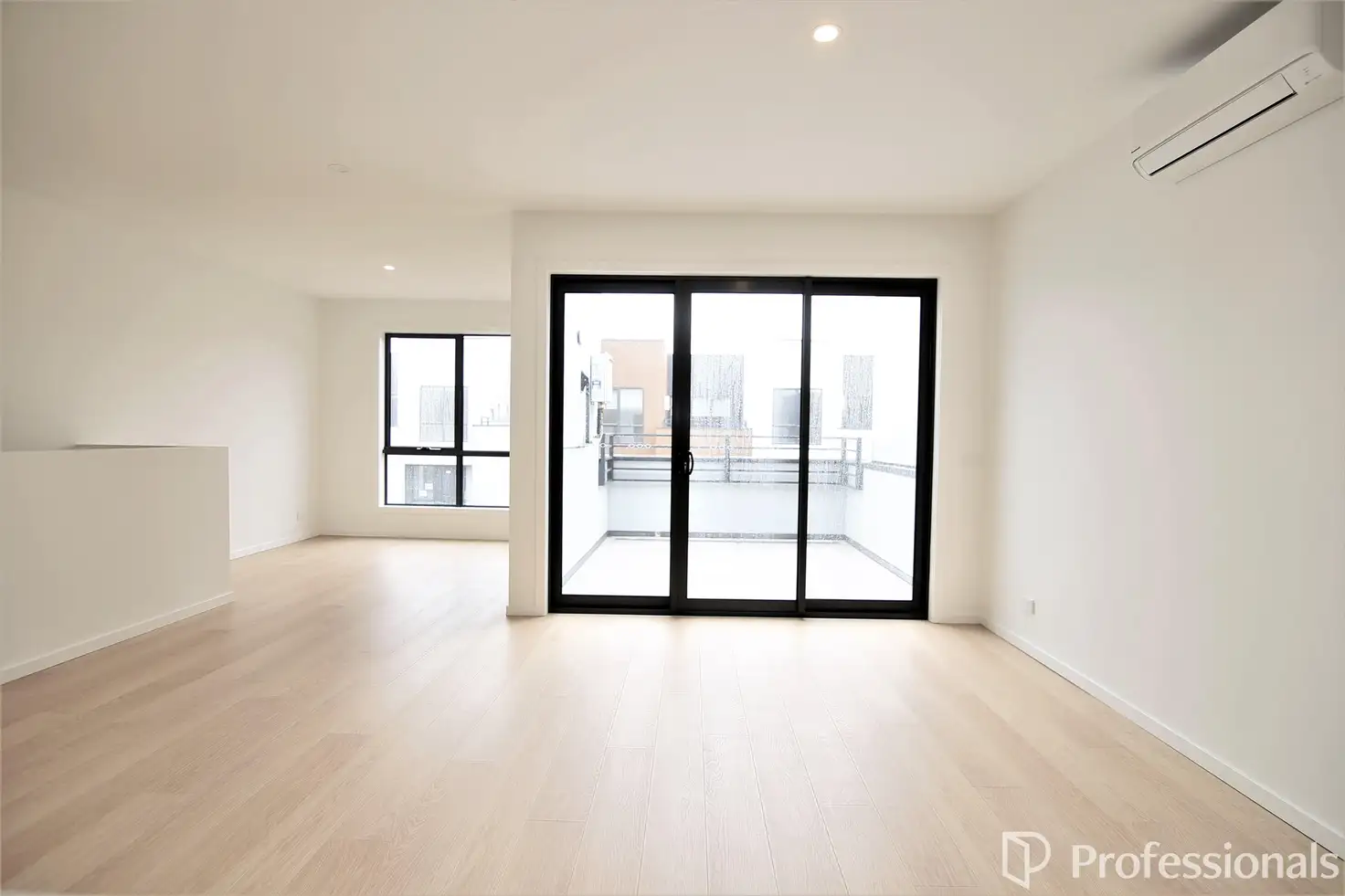 Main view of Homely townhouse listing, 5 Dayspring Path, Wollert VIC 3750