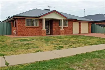 25 Lady Mary Drive, West Wyalong NSW 2671