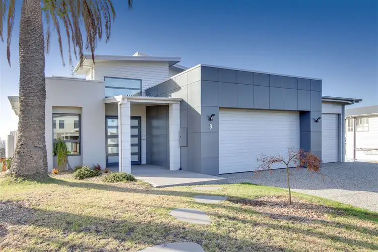 8 Infinity Court, Paynesville VIC 3880