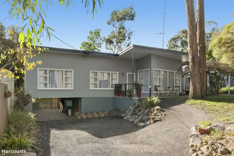 8 Moss Avenue, Mount Helen VIC 3350