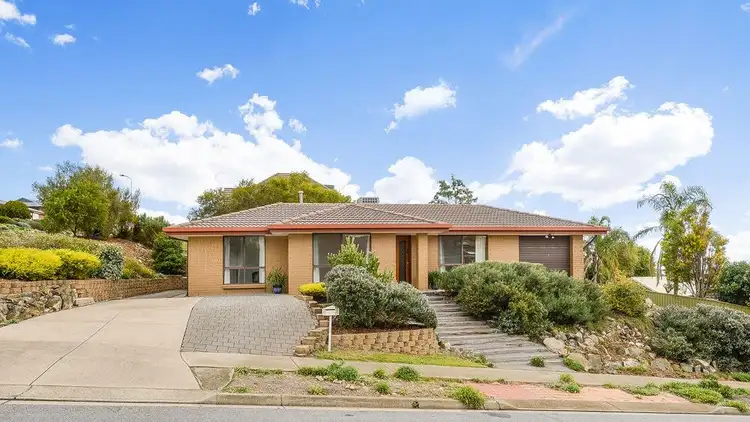 1 Brett Crescent, Hallett Cove SA 5158