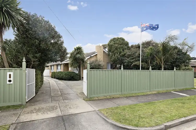 7 Shirley Ave, Seaford VIC 3198