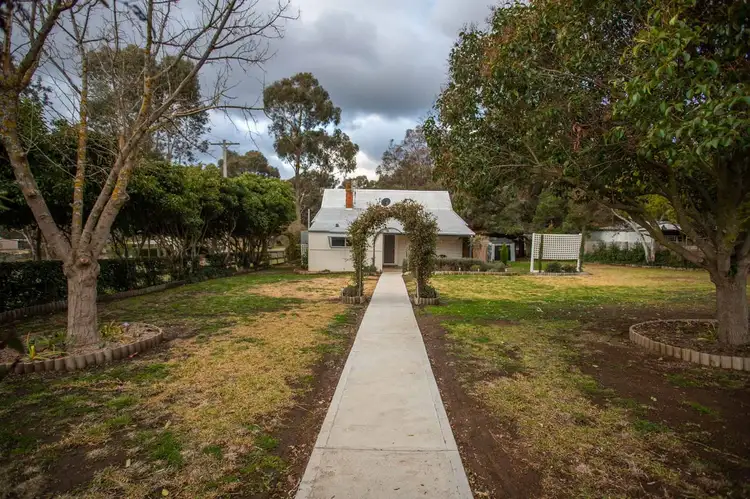 16 Camden Street, Binalong NSW 2584