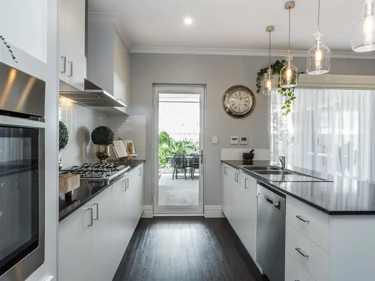 Sixth view of Homely house listing, 10 Chile Way, Aubin Grove WA 6164