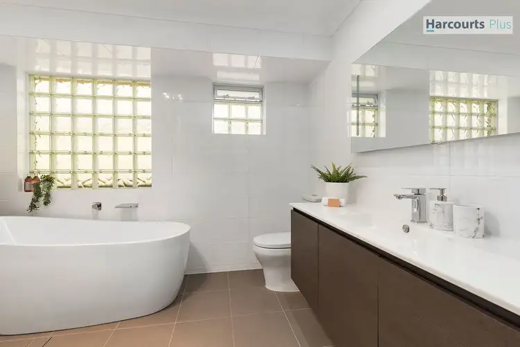 15 Brett Crescent, Hallett Cove SA 5158