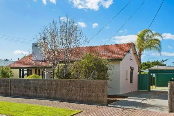 12 Leane Avenue