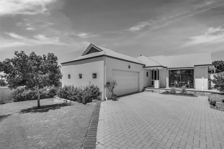 15 Greenshank Mews, Wannanup WA 6210