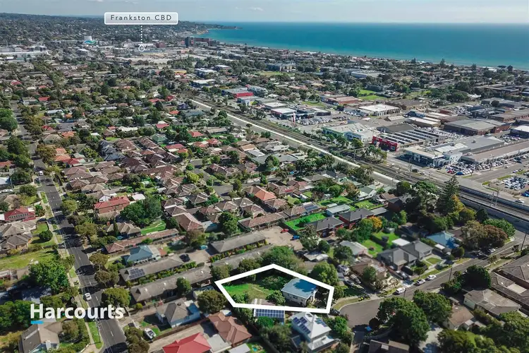 Fifth view of Homely house listing, 10 Wykeham Court, Frankston VIC 3199