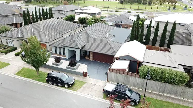 10 Baddeley Circuit, Cranbourne North VIC 3977