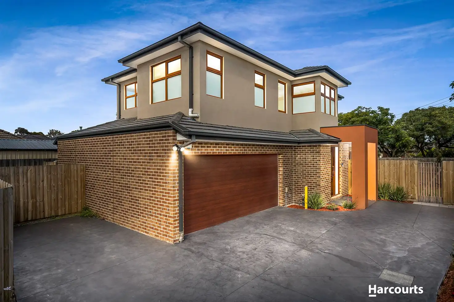 Main view of Homely townhouse listing, 2/98 Haughton Road, Oakleigh VIC 3166