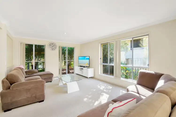 6 Sandow Street, Pacific Pines QLD 4211