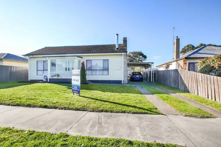 15 Jefferson Ave, Lakes Entrance VIC 3909