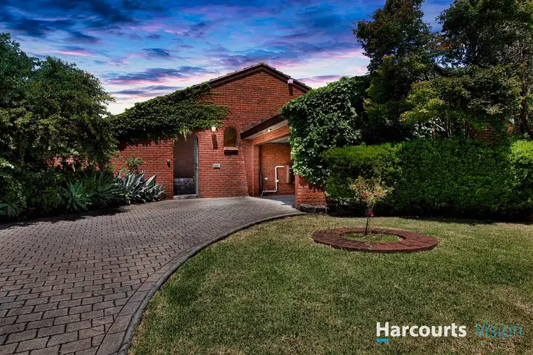 18 Cocoparra Crescent, Taylors Lakes VIC 3038