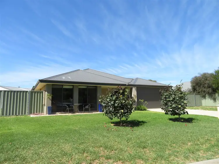 16 Caprock Crescent