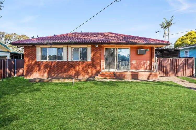 15 Tangaloa Crescent, Lethbridge Park NSW 2770