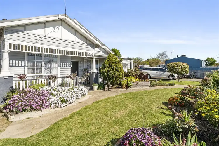 24 Lewis St