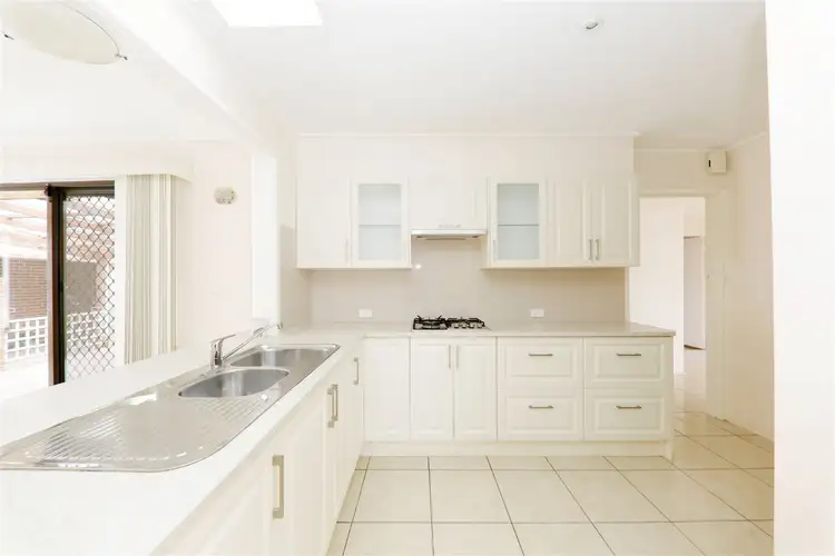 Fifth view of Homely unit listing, 1/72 Winmalee Drive, Glen Waverley VIC 3150