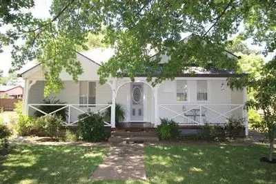 33 Bapaume Street, Cootamundra NSW 2590