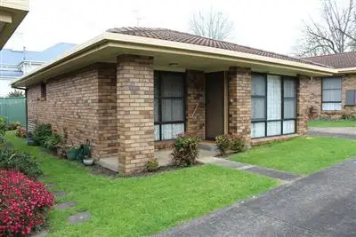 Main view of Homely townhouse listing, 2/13 Alexandra Parade, Hamilton VIC 3300