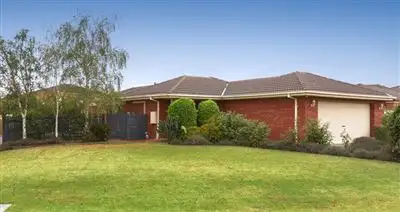 2 Kalastaire Grove, Berwick VIC 3806