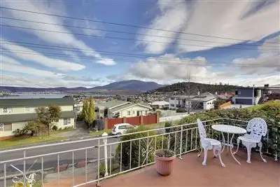 41 Malunna Road, Lindisfarne TAS 7015