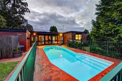 21 Regency Drive, Mount Clear VIC 3350