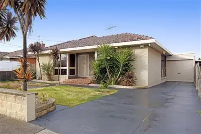 Second view of Homely house listing, 5 McPhee Court, Thomastown VIC 3074