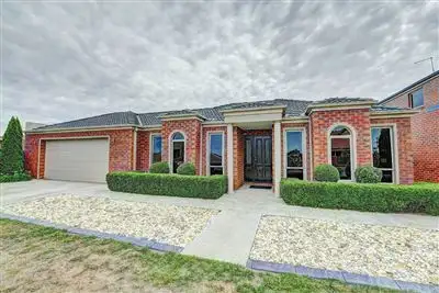 8 St Chesters Avenue, Lake Gardens VIC 3355