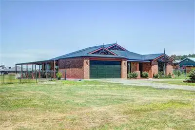 8 Leonie Court, Cardigan Village VIC 3352