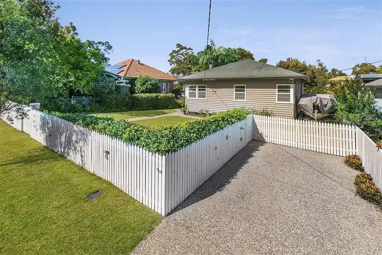 215 Beddoes Street, Holland Park QLD 4121