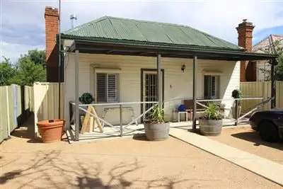 8 Warren Street, Cootamundra NSW 2590