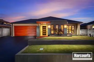 8 Bronson Circuit, Cranbourne North VIC 3977