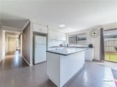 Fifth view of Homely house listing, 8 Chiswick Crescent, Drouin VIC 3818