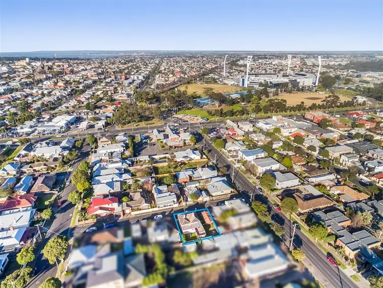 6 Pinaroo Street, Newtown VIC 3220