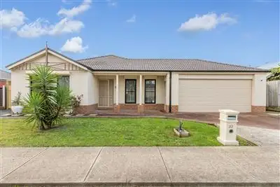 32 Phoenix Avenue, Cranbourne VIC 3977