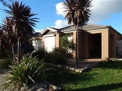 8 Maddock Drive, Cranbourne East VIC 3977