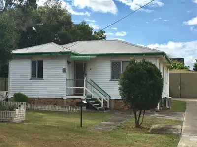 8 Logan Avenue, Oxley QLD 4075