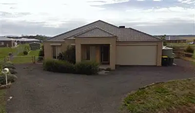 33 Windermere Way, Cardigan Village VIC 3352