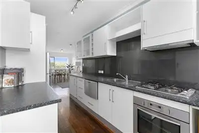 8/212 Cavendish Road, Coorparoo QLD 4151