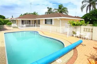 33 Arcadia Dr, Mermaid Waters QLD 4218