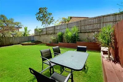 2/77 Usher Avenue, Labrador QLD