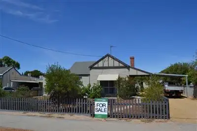 8 Gregory St, Kellerberrin WA 6410
