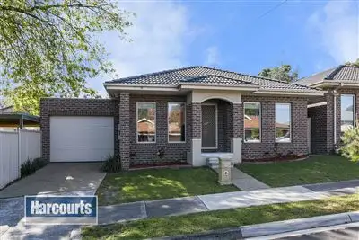 8 Royal Road, Croydon South VIC 3136