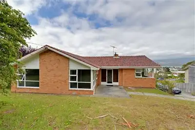 63 Karoola Road, Lindisfarne TAS 7015