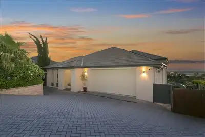 8 Hawkview Close, Darlington SA 5047