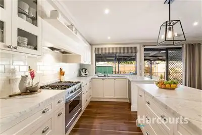 8 Warren Close, Mill Park VIC 3082