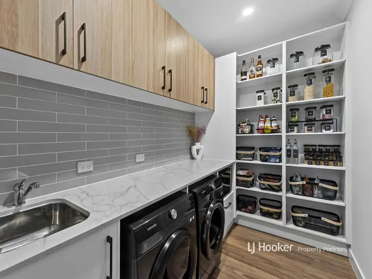Sixth view of Homely house listing, 8 Mernick Court, Bahrs Scrub QLD 4207